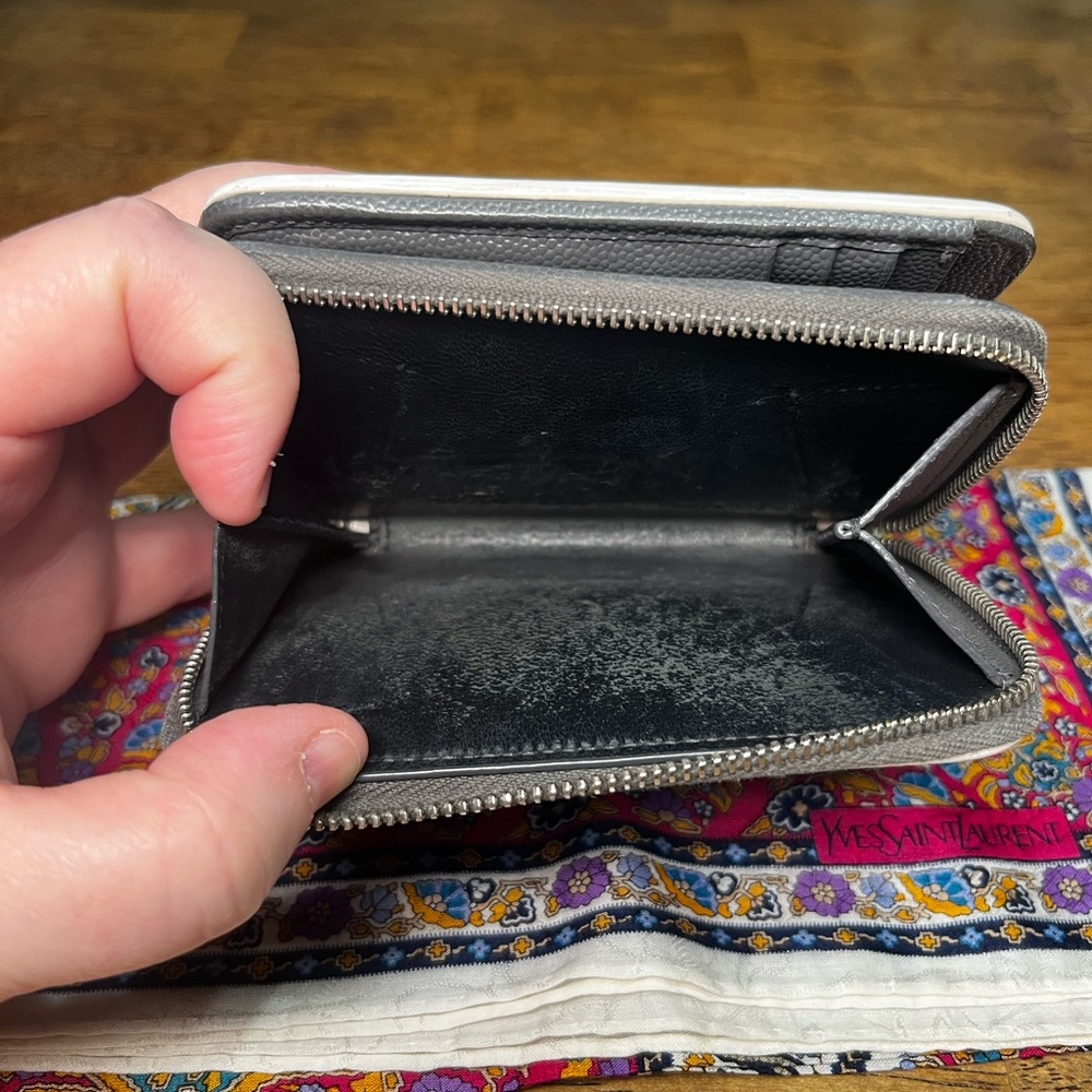 Saint Laurent Grey Pebbled Leather Compact Wallet with White Trim - Picture 4 of 10